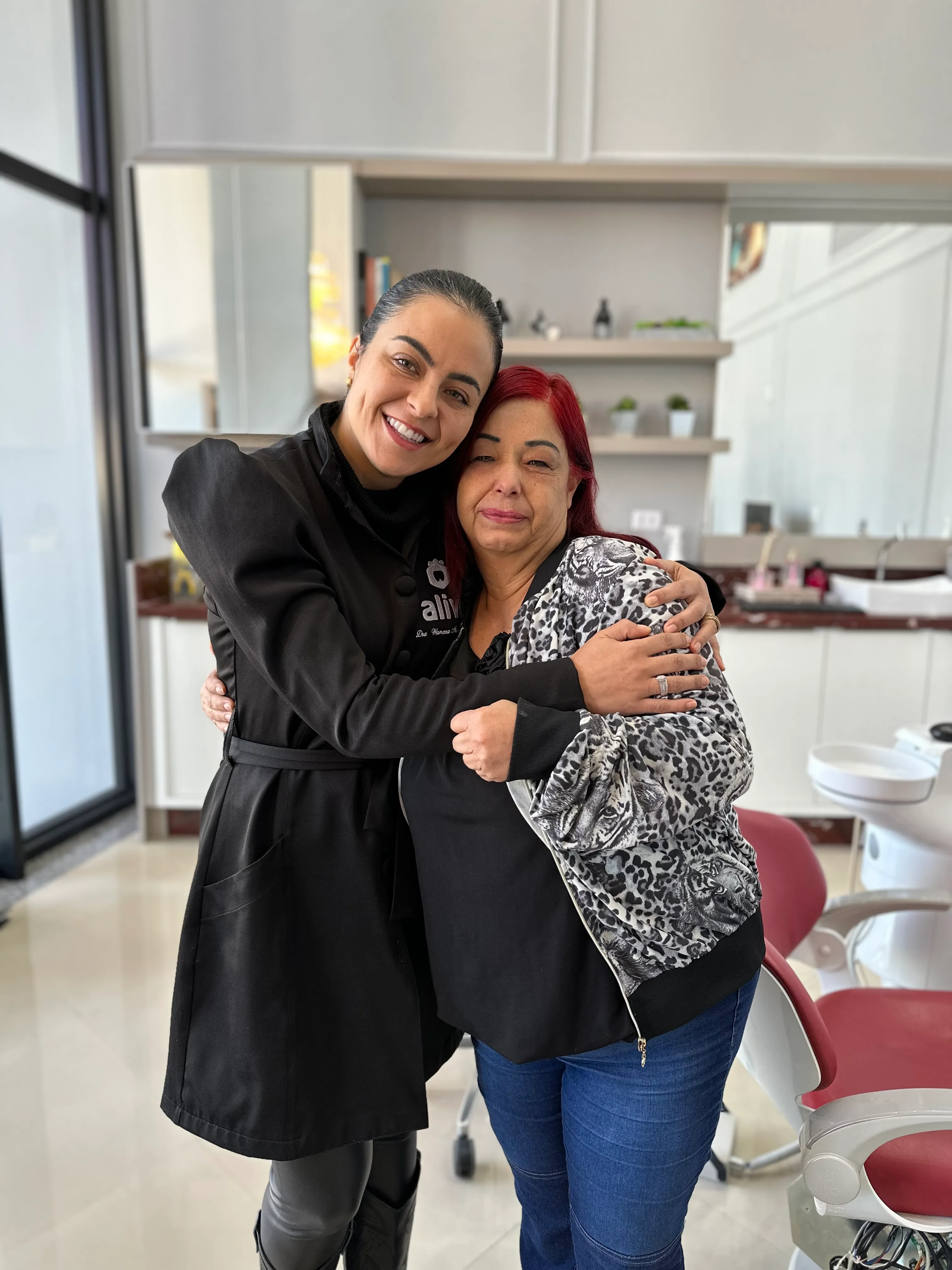 Dra. Wanessa Matzenbacher Carneiro com uma paciente no consultório da Clínica Alivi
